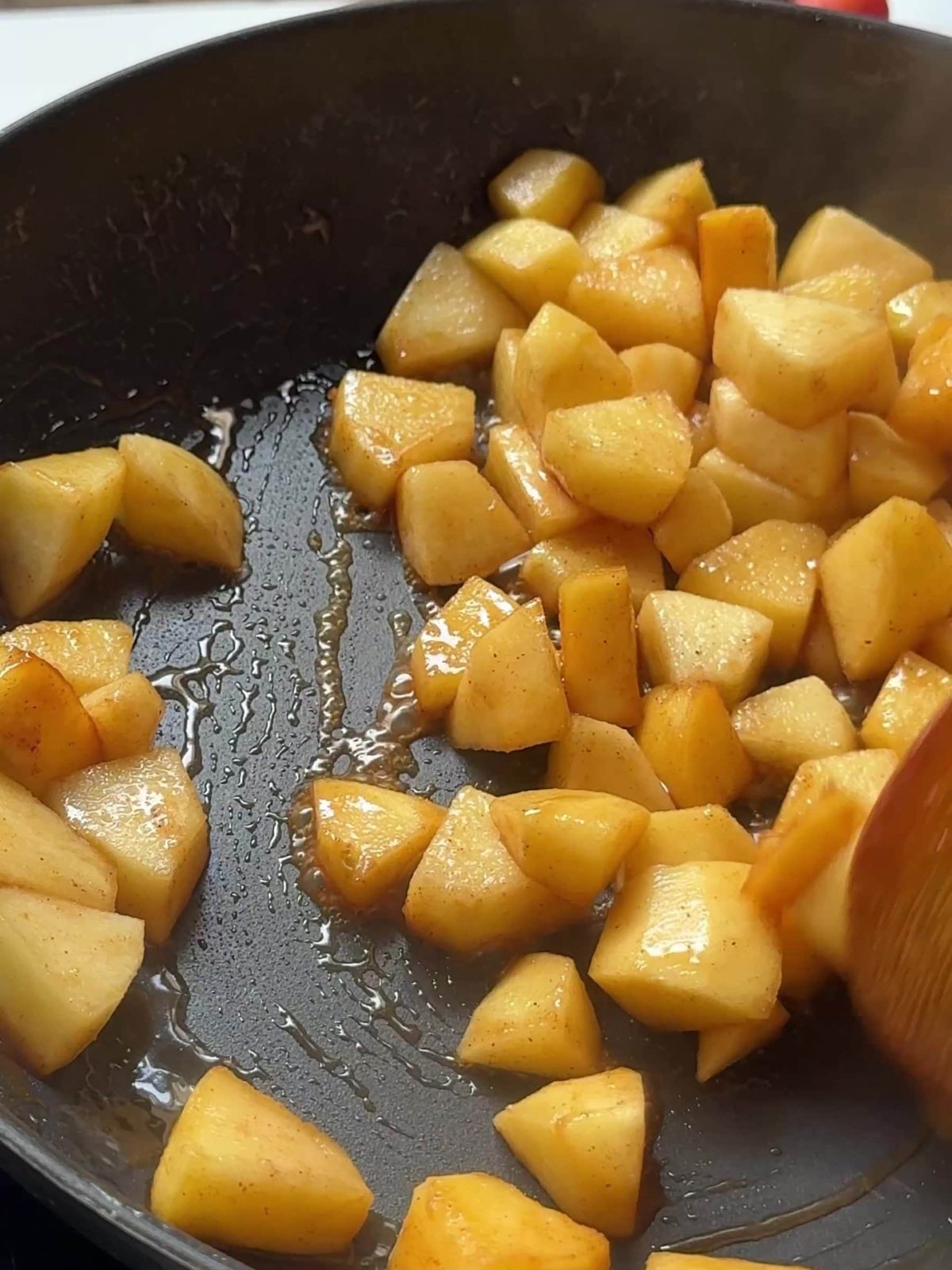 Cooking apples in a pan.