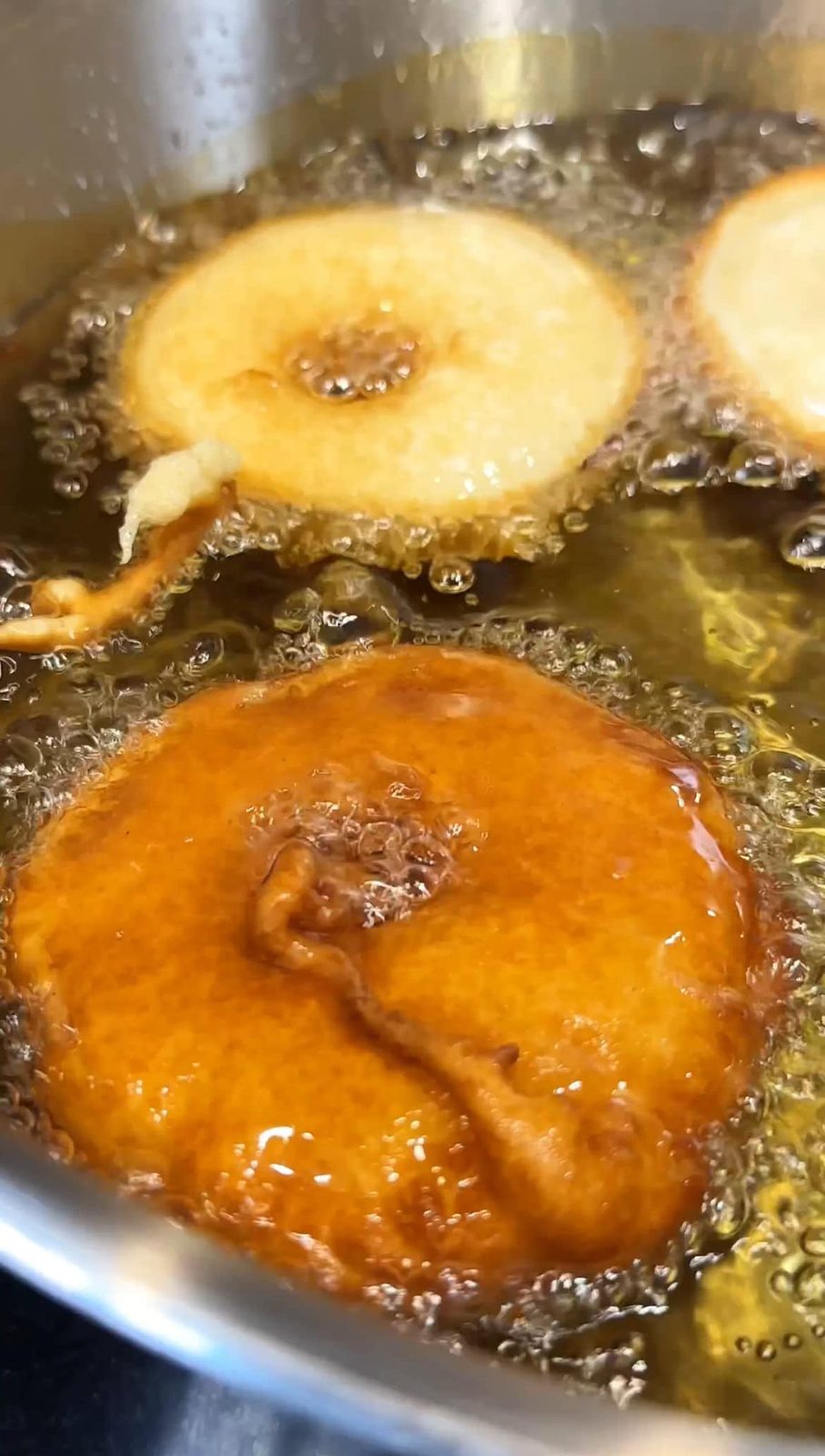 Frying appelflappen in oil.