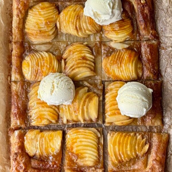 Apple tart with pastry puff with ice cream.