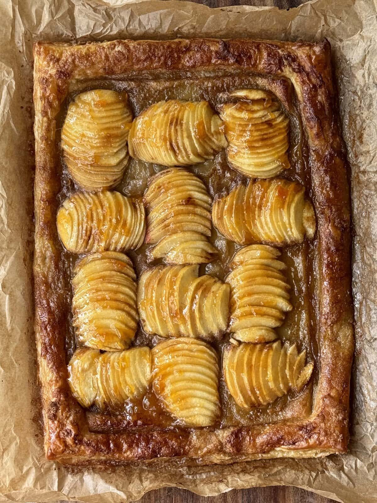 Apple tart with pastry puff.