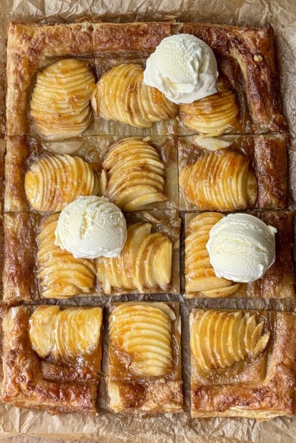 Apple tart with pastry puff with ice cream.