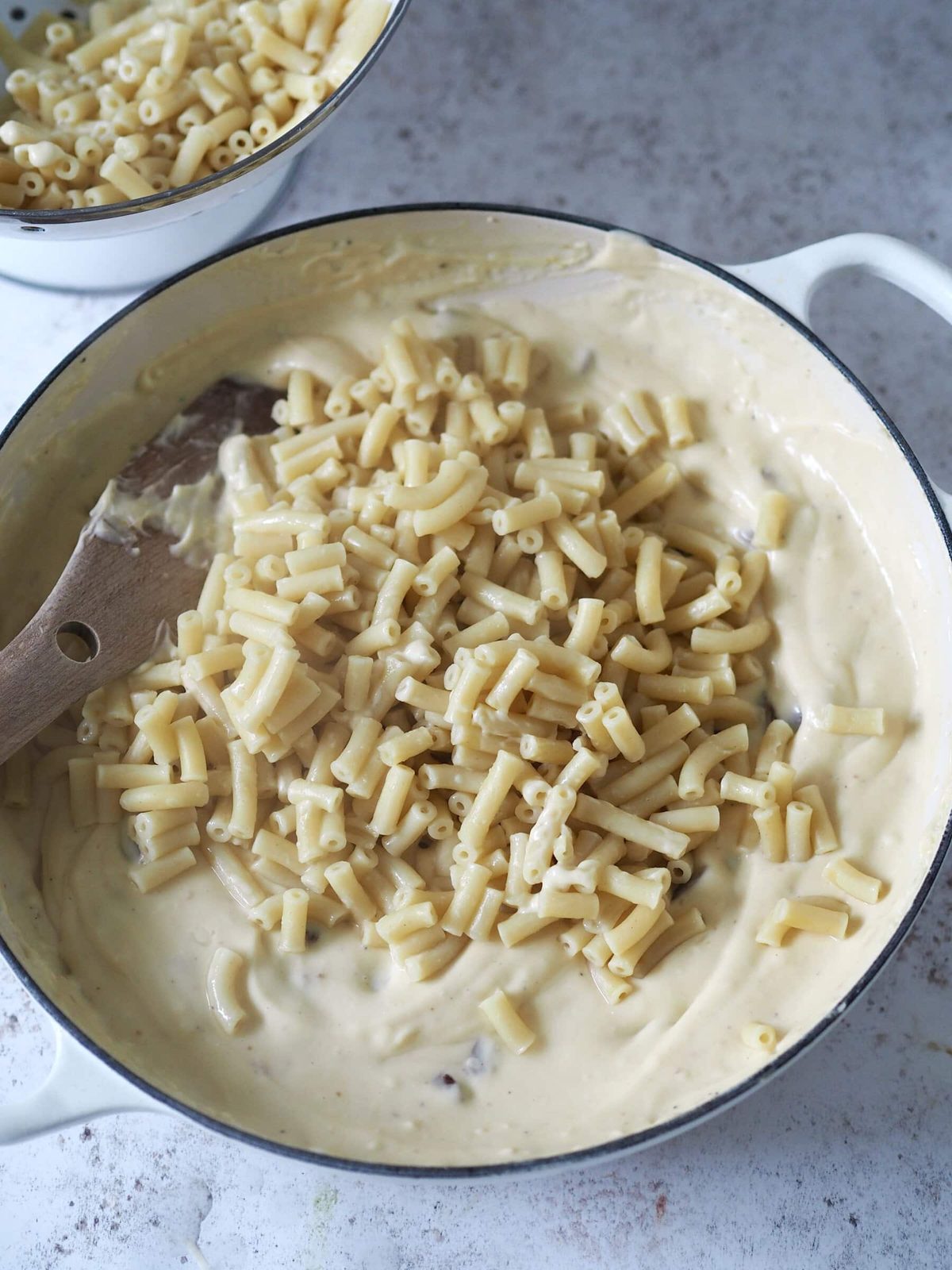 Mixing sauce with boiled macaroni.