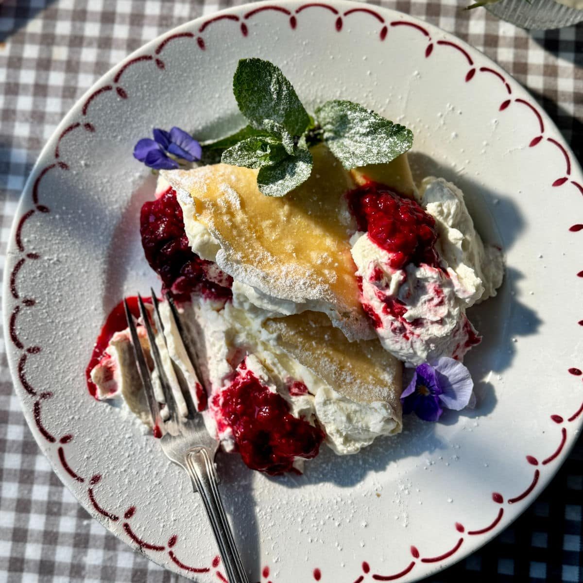 Berry Crêpes with Cheesecake Cream
