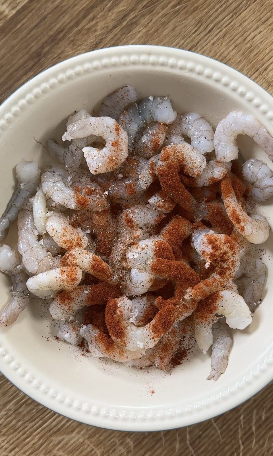 Seasoning prawns with paprika.