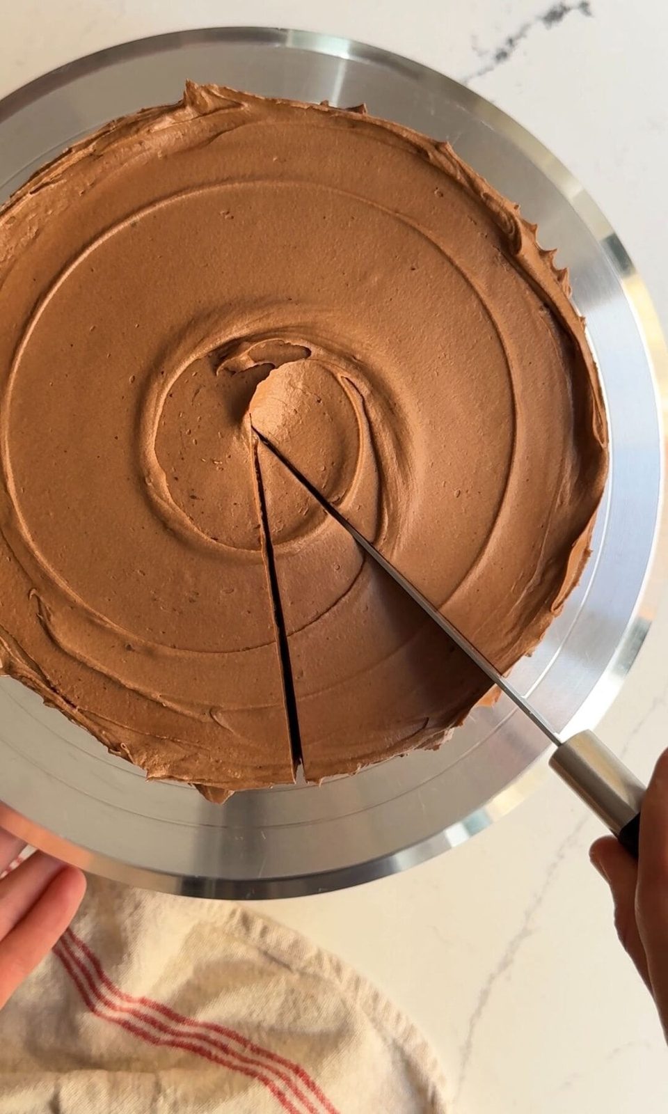slicing chocolate fudge cake batter.