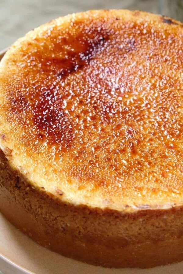 creme brulee cheesecake on pink plate.