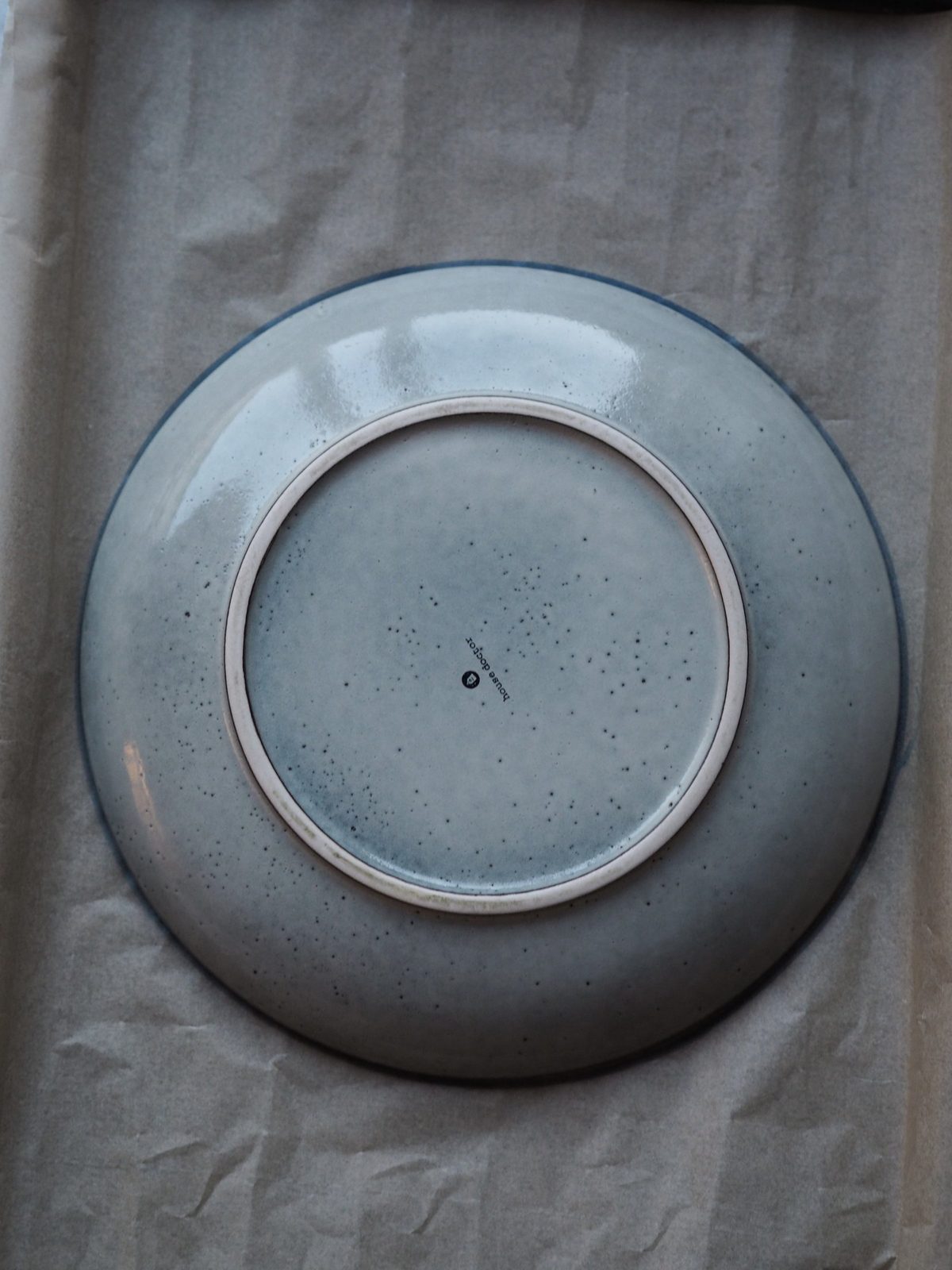 Putting a plate on baking paper