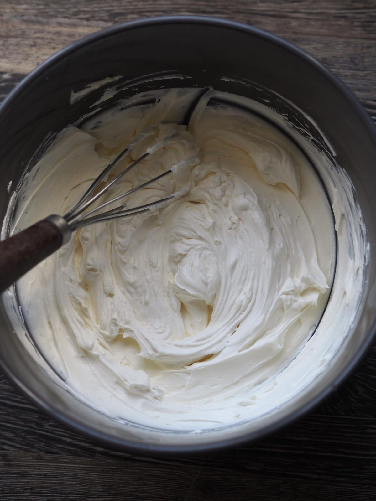 Whipping cream with vanilla extract.