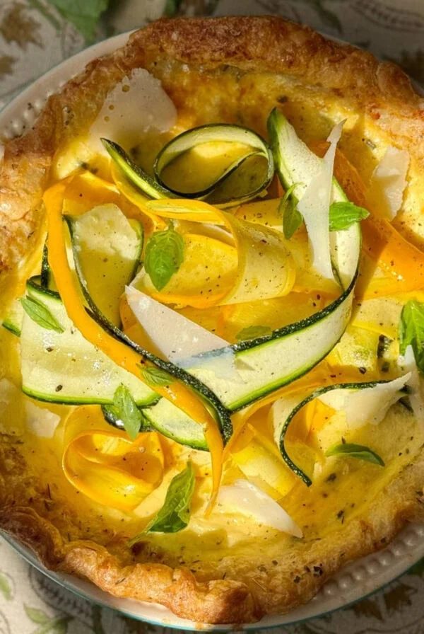 quiche courgette on a white plate.
