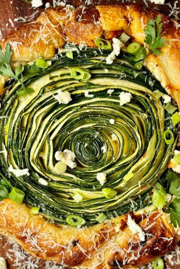 galette de courgettes on wooden board.