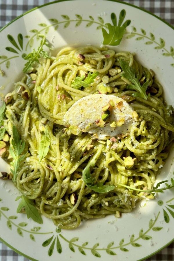 pasta al pesto pistacchio on a plate