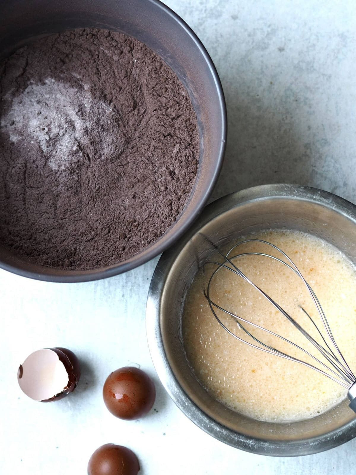 Wet and dry ingredients in bowls for biscoff cake.