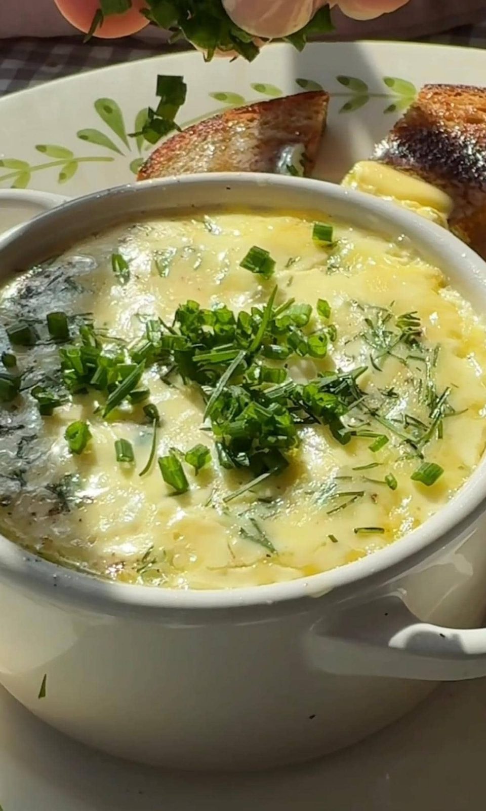 finishing oeufs cocotte with chives.
