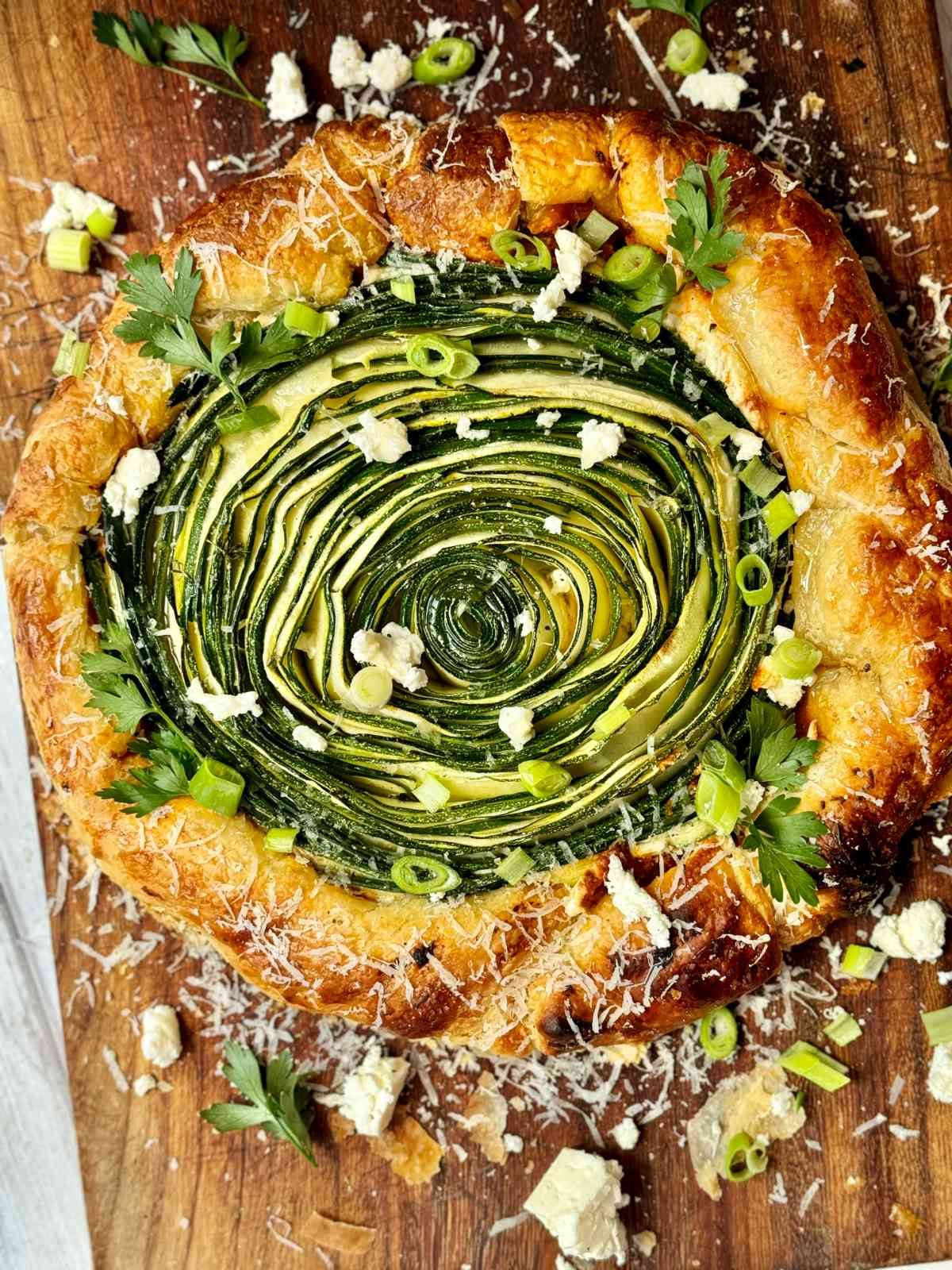 galette de courgettes on wooden board.