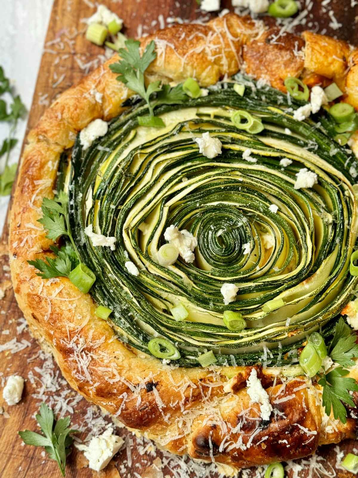 galette de courgettes on wooden board.