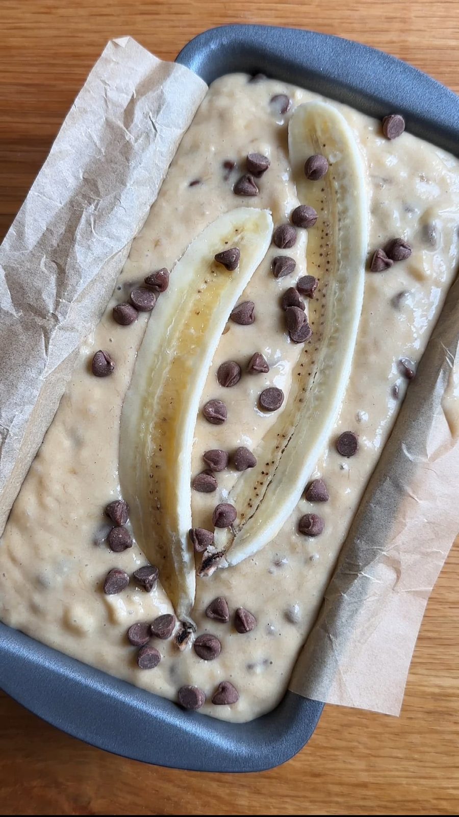 Topping the banana bread with banana and chocolate chips.