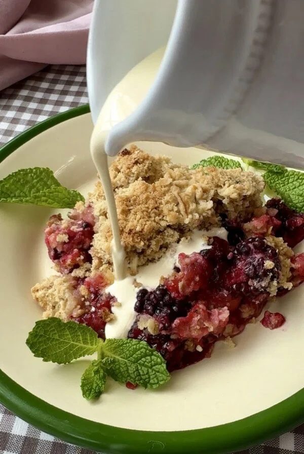 apple and blackberry crumble