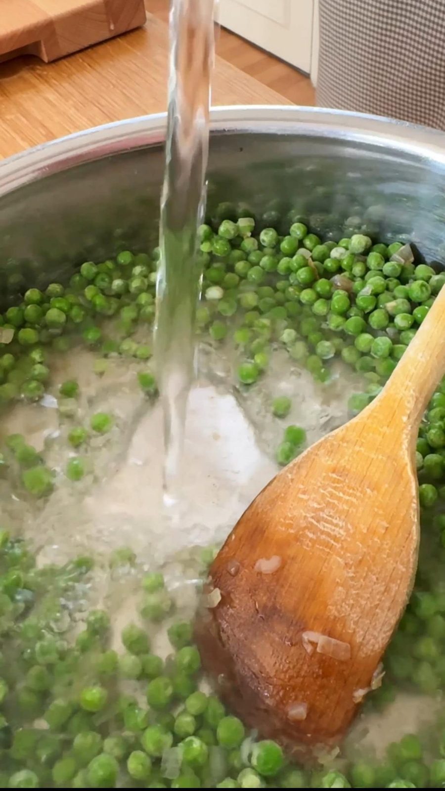 adding water to the peas.