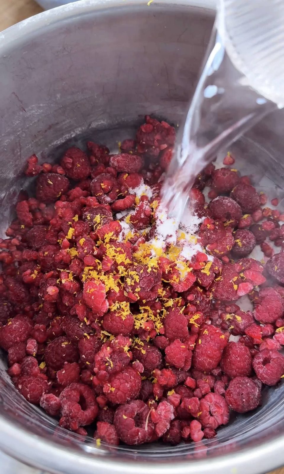 making berry coulis.