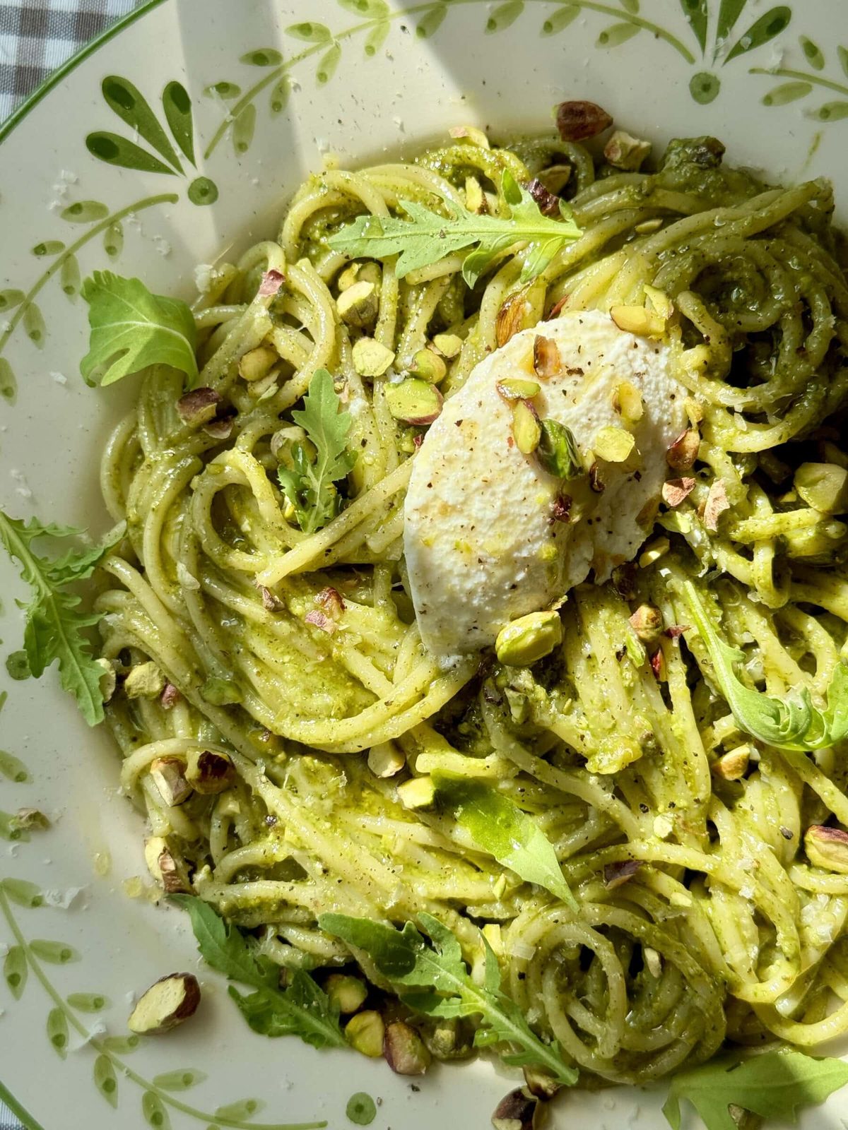 Pasta al pesto pistachio on a plate.