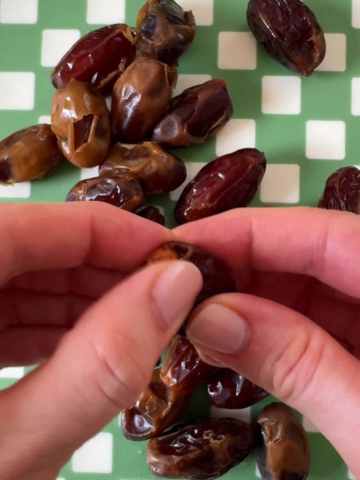 Preparing dates for Date caramel.