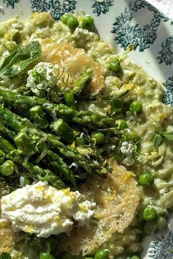 risotto agli asparagi on a blue plate.