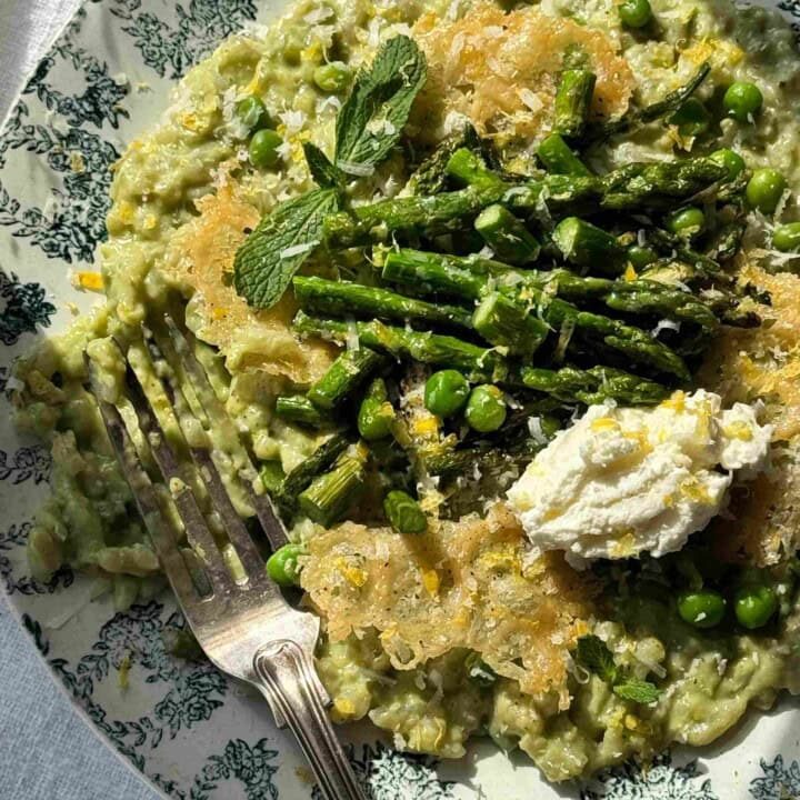 risotto agli asparagi on a blue plate.