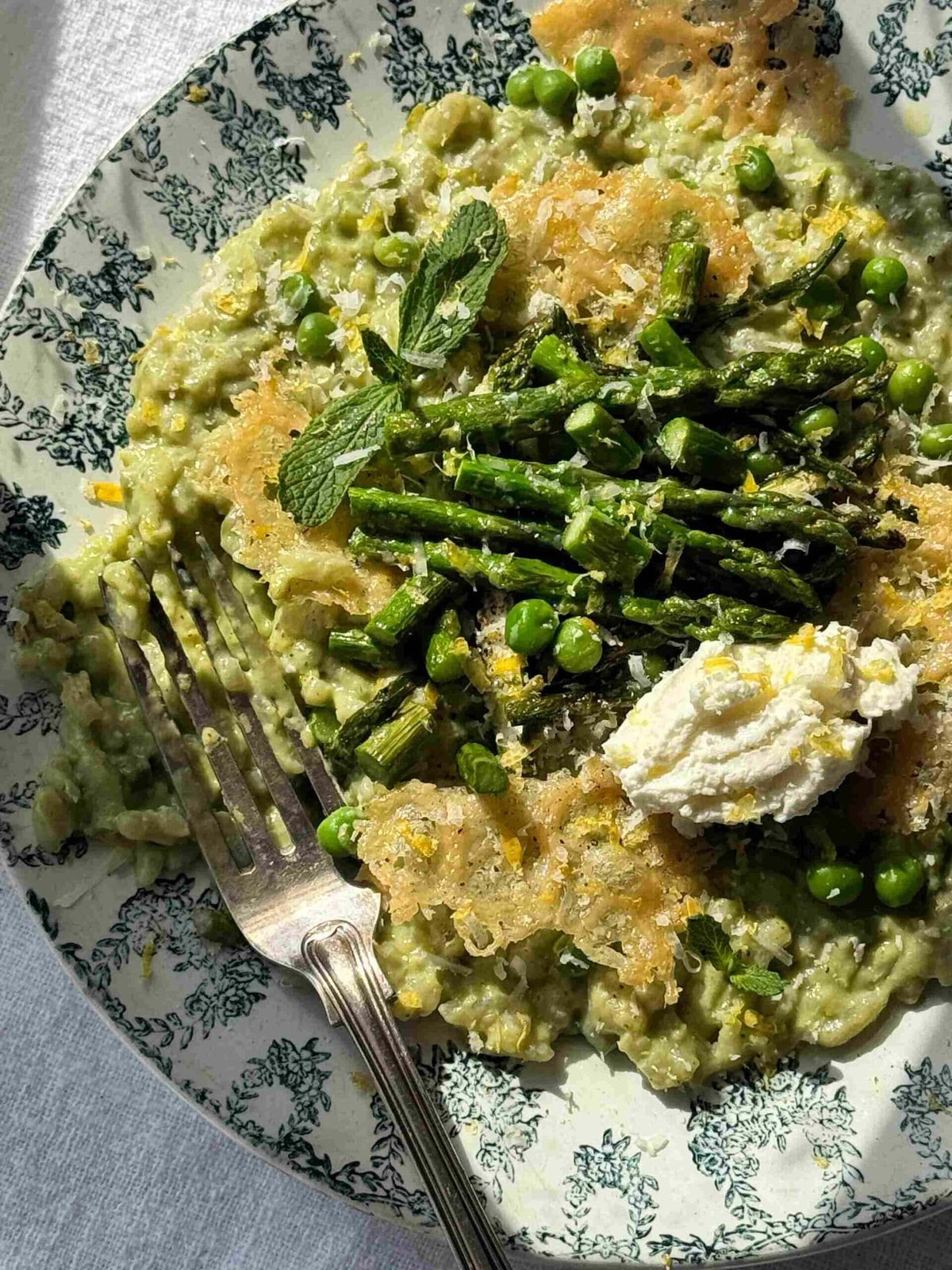 risotto agli asparagi on a blue plate.