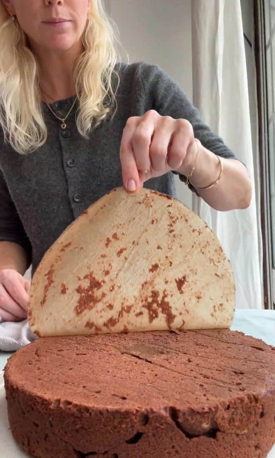 removing baking paper from torta caprese.