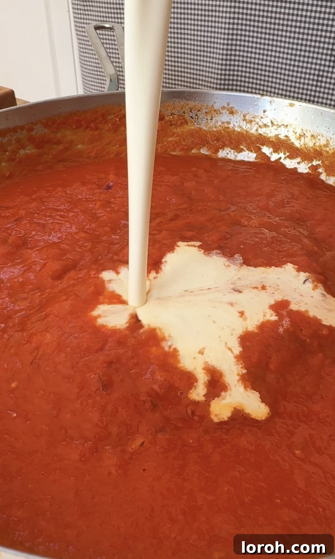 Velvet Vodka Chicken Pasta 9 Adding rich double cream to the smoothly blended vodka sauce.