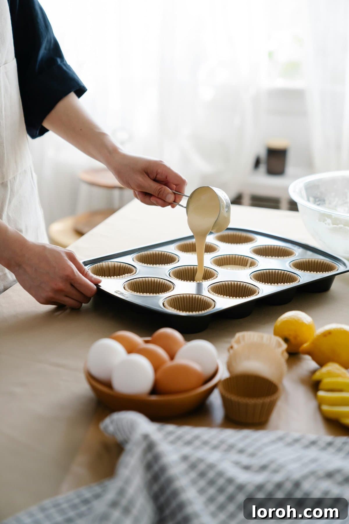 Quart'tan Pint'e Kolay Dönüşüm: Tam Açıklama 2 woman filling muffin cases up with batter.