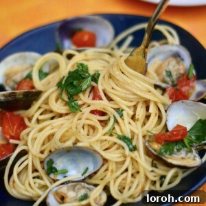 Delicious Spaghetti with Clams, Tomatoes & Garlic