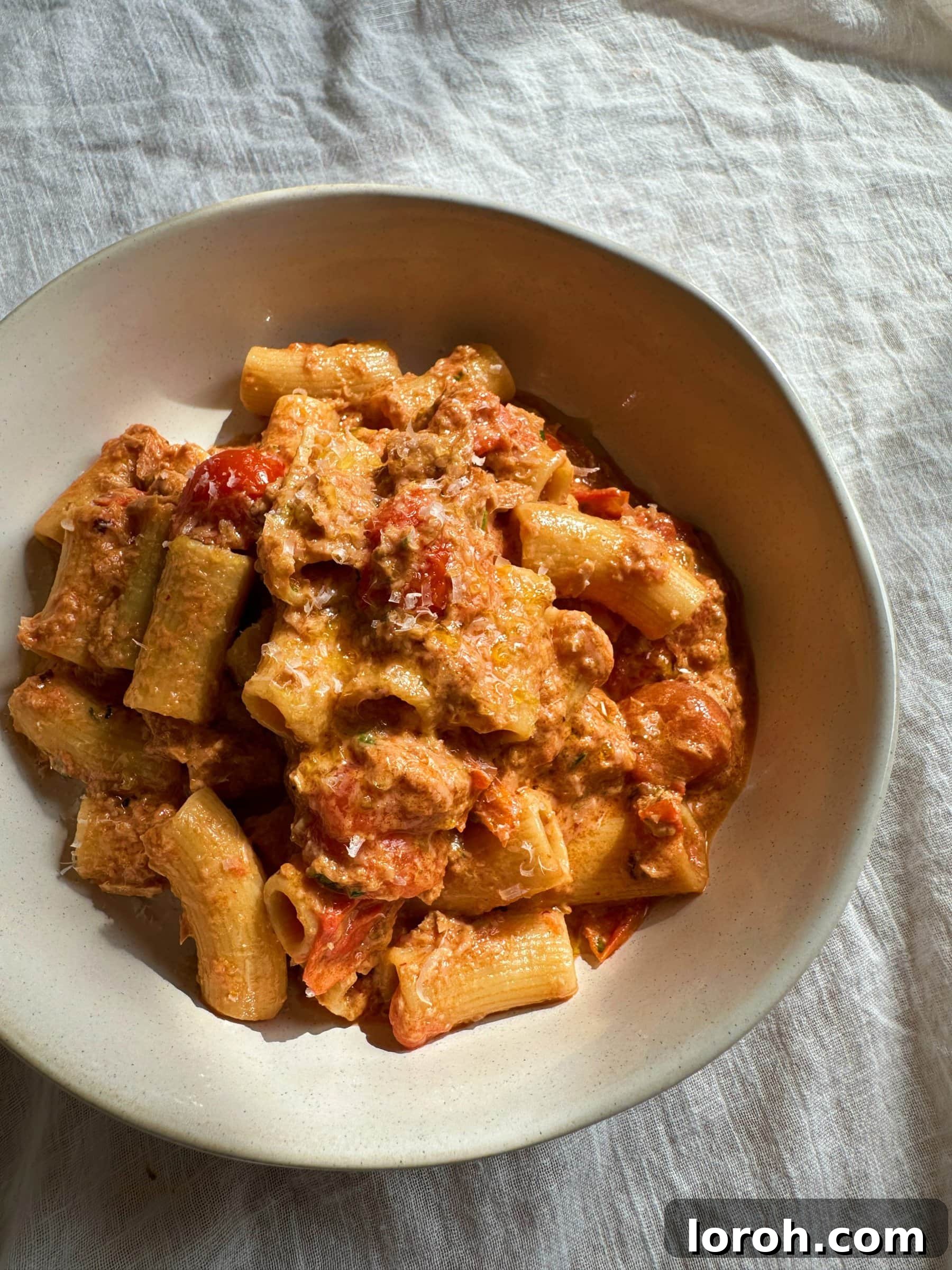 Creamy Tuna Pasta with Sweet and Spicy Tomatoes 2 A bowl of creamy, spicy tuna pasta with cherry tomatoes and fresh herbs, ready to be served.