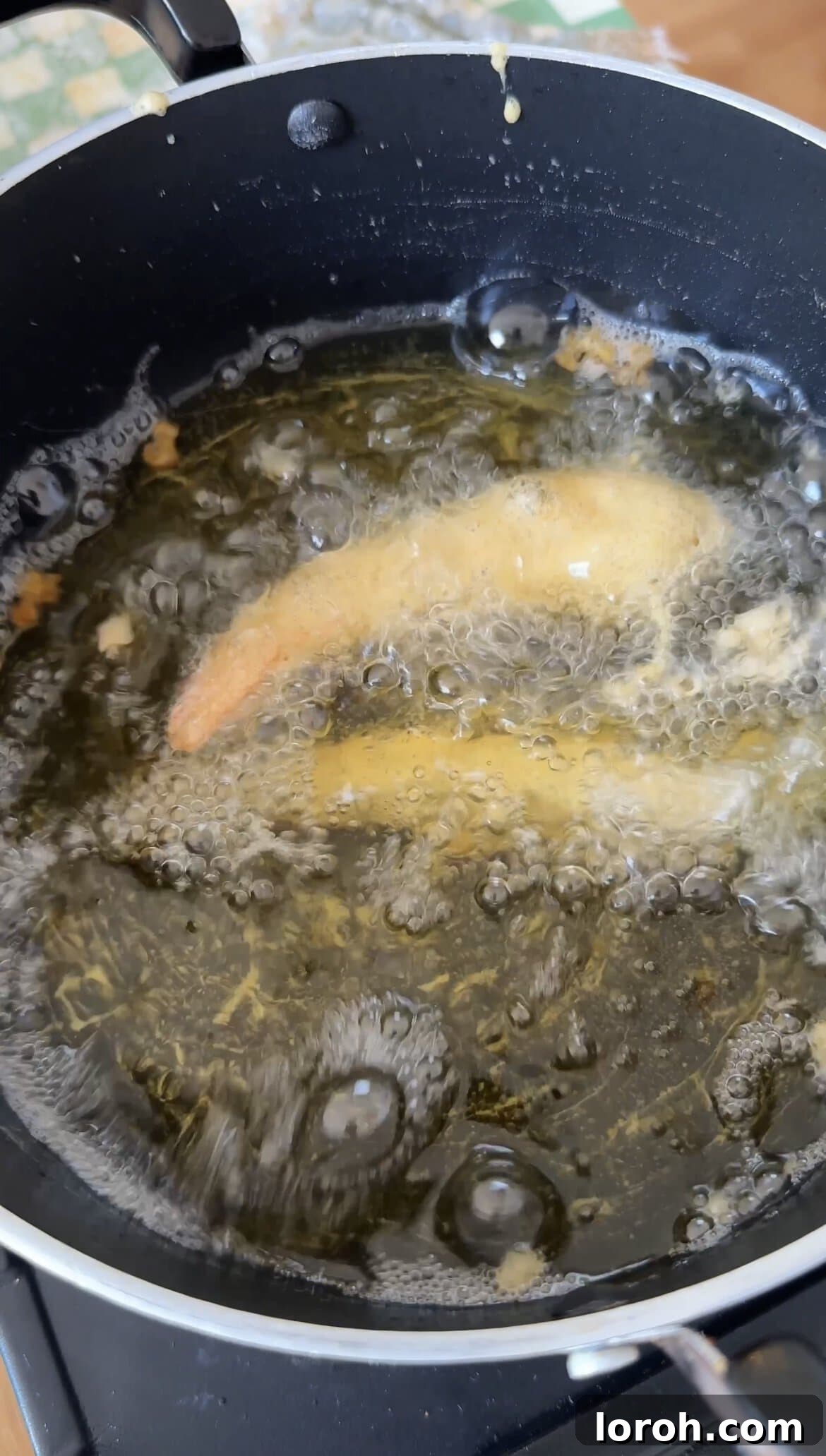Golden Crispy Ebi Tempura 8 Frying tempura prawns in hot oil until golden and crispy.