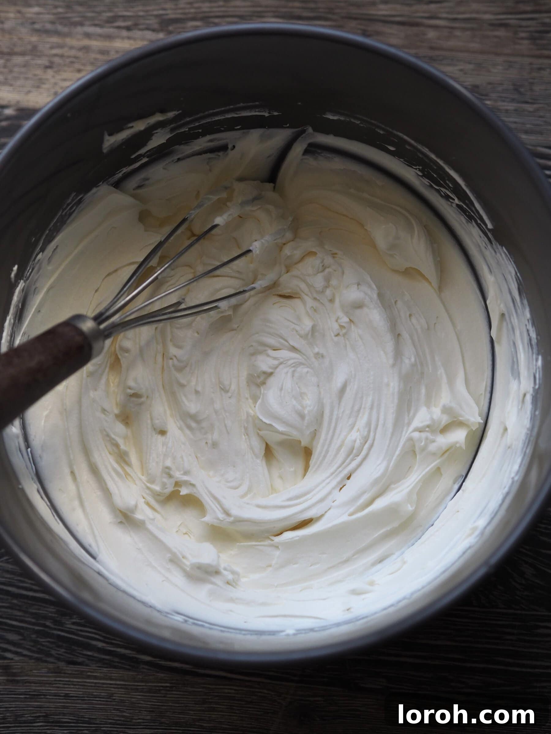 Festive Meringue Wreath 13 Whipping cream with vanilla extract